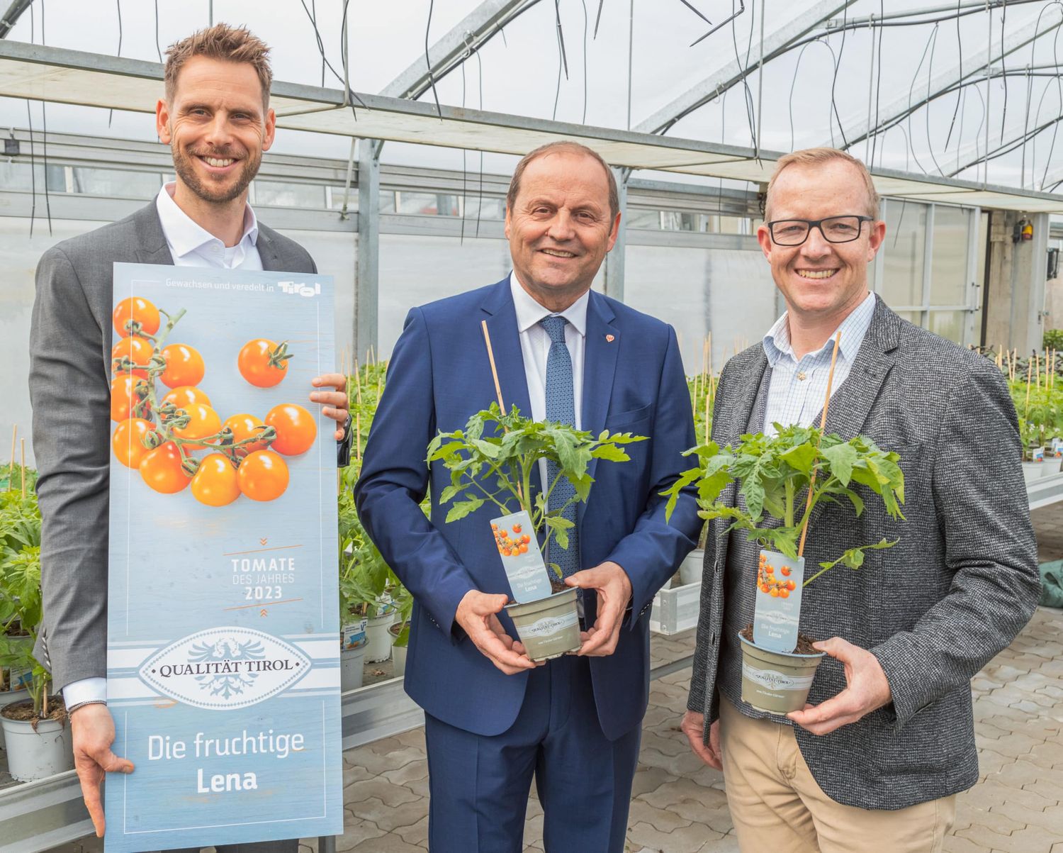 Matthias Pöschl (GF AMTirol), LHStv. Josef Geisler und Michael Jäger (Obm. der Tiroler Gärtner) präsentieren stolz das diesjährige Gemüse des Jahres 2023 – „Die fruchtige Lena“.