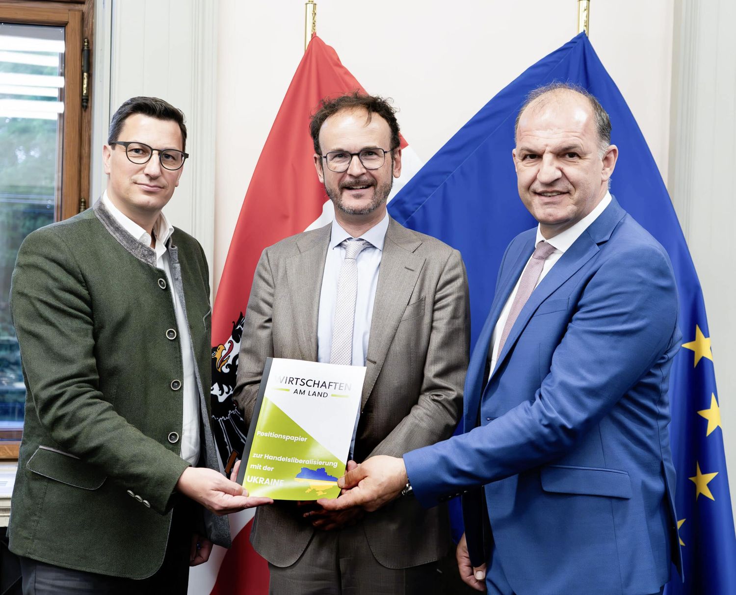 Positionspapier für Brüssel: Obmann Robert Pichler von Wirtschaften am Land, Felix Lutz, EU-Kommission, und Vizeobmann Otto Auer.