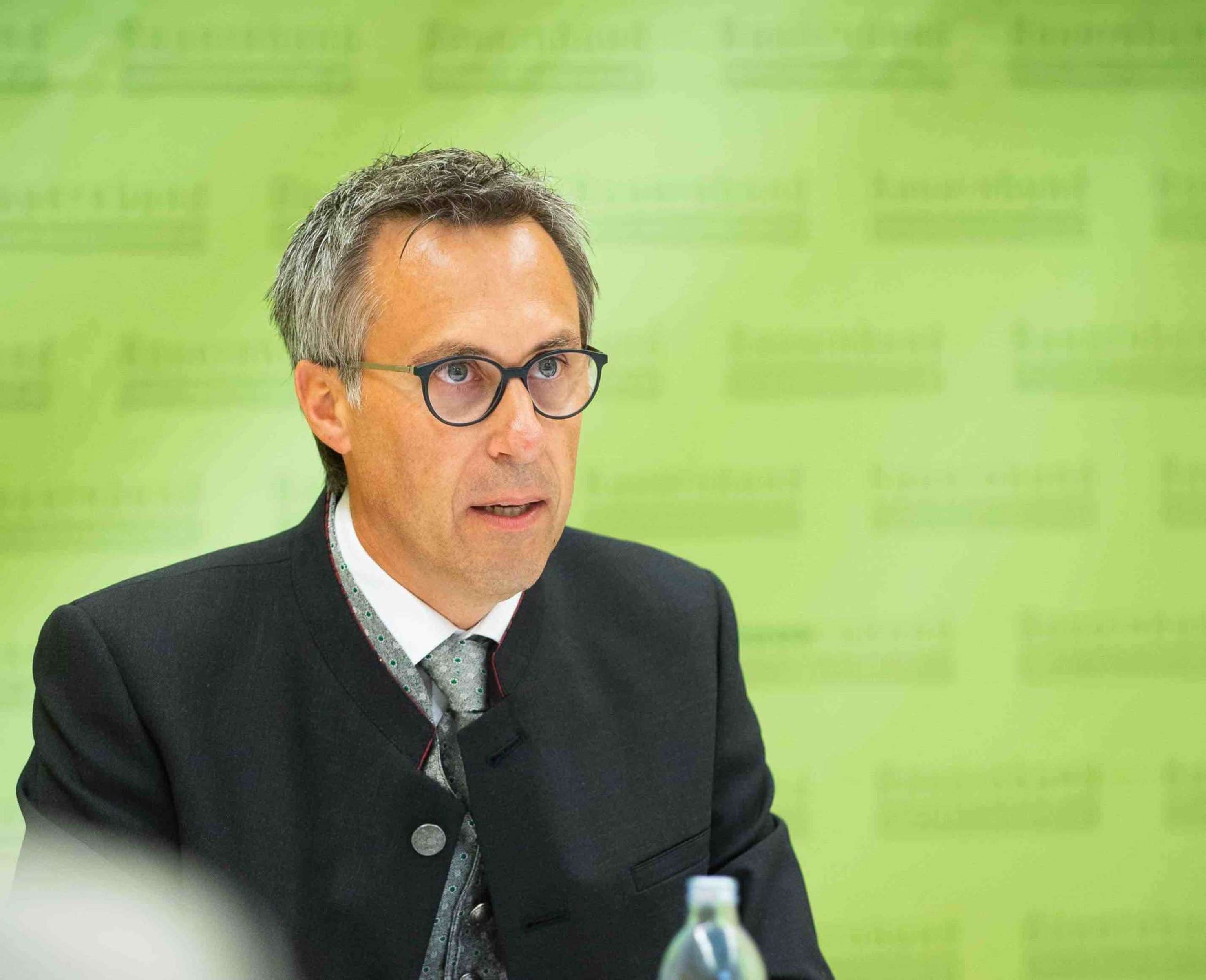 Portrait Georg Strasser Sharepic 2019 09[2]