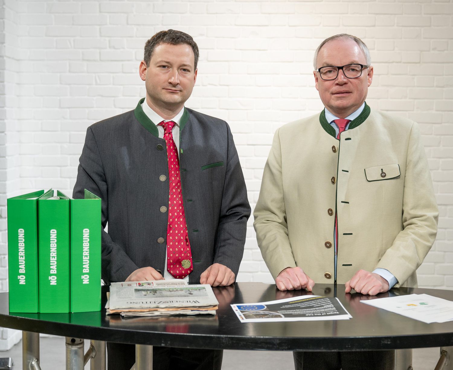 NÖ Bauernbundobmann LH-Stv. Stephan Pernkopf und NÖ Bauernbunddirektor Paul Nemecek erinnern an die leeren Regale in den Supermärkten vor drei Jahren.