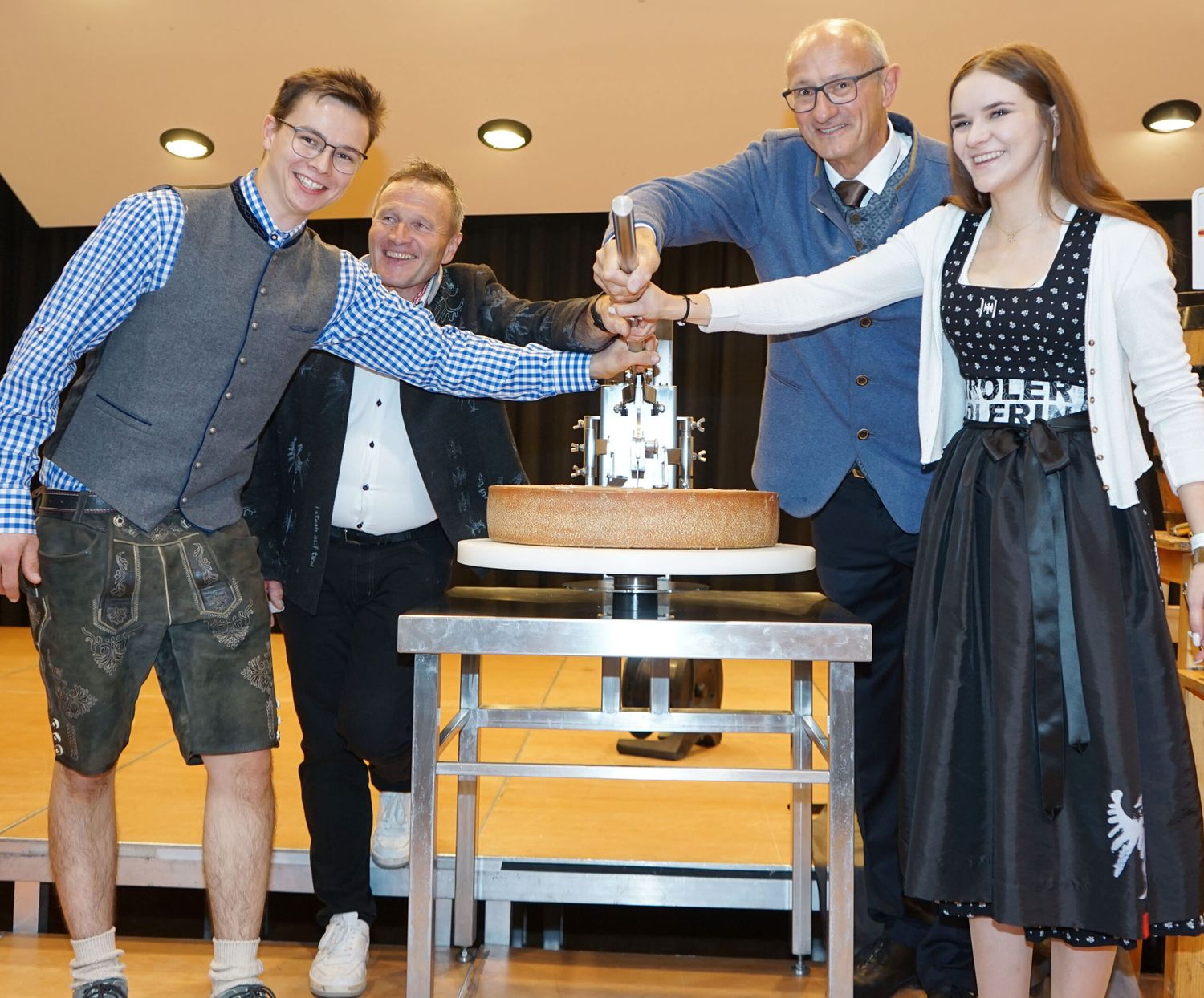 Bürgermeister Hermann Huber, LH Anton Mattle und die Galtürer Landjugendobleute nahmen den traditionellen Käseanschnitt vor.
