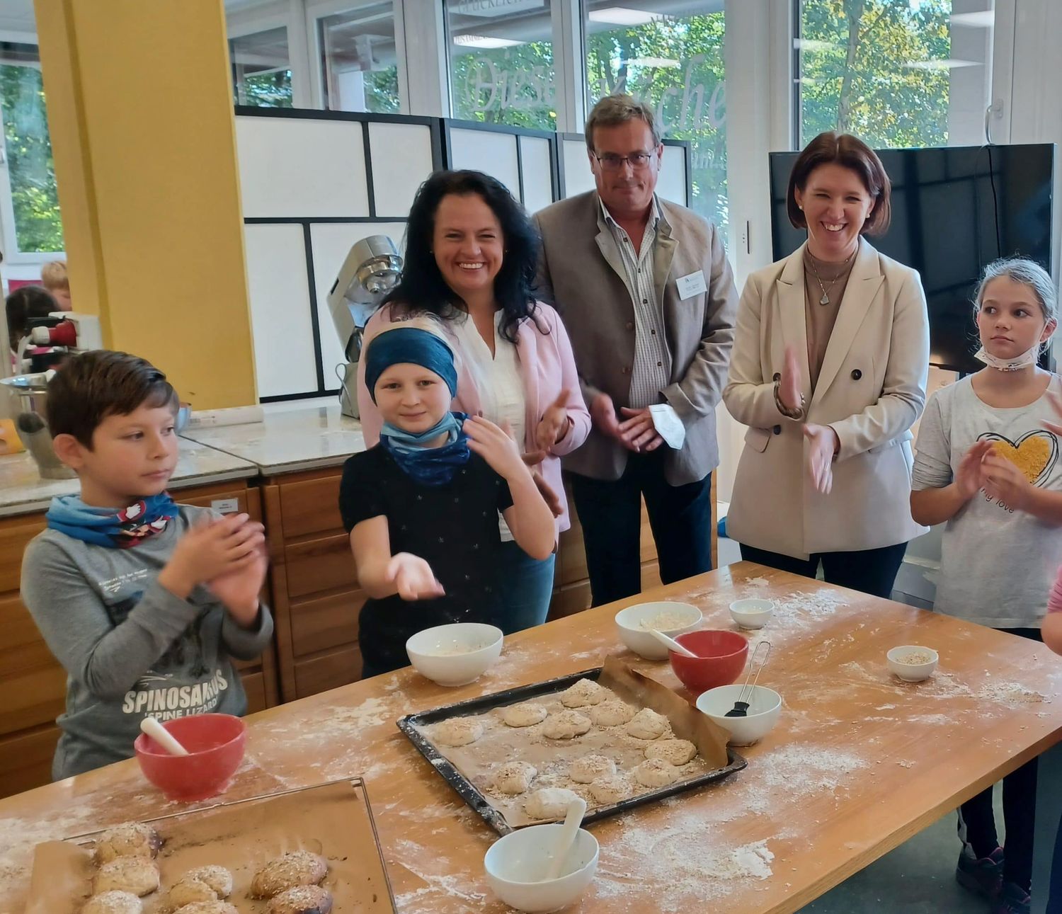 Brotbacken mit allen Sinnen: Landesbäuerin Johanna Haider, Johannes Gruber (BBK-Obmann Linz) und LK-OÖ-Präsidentin Michaela Langer-Weninger ließen sich von der Begeisterung anstecken.