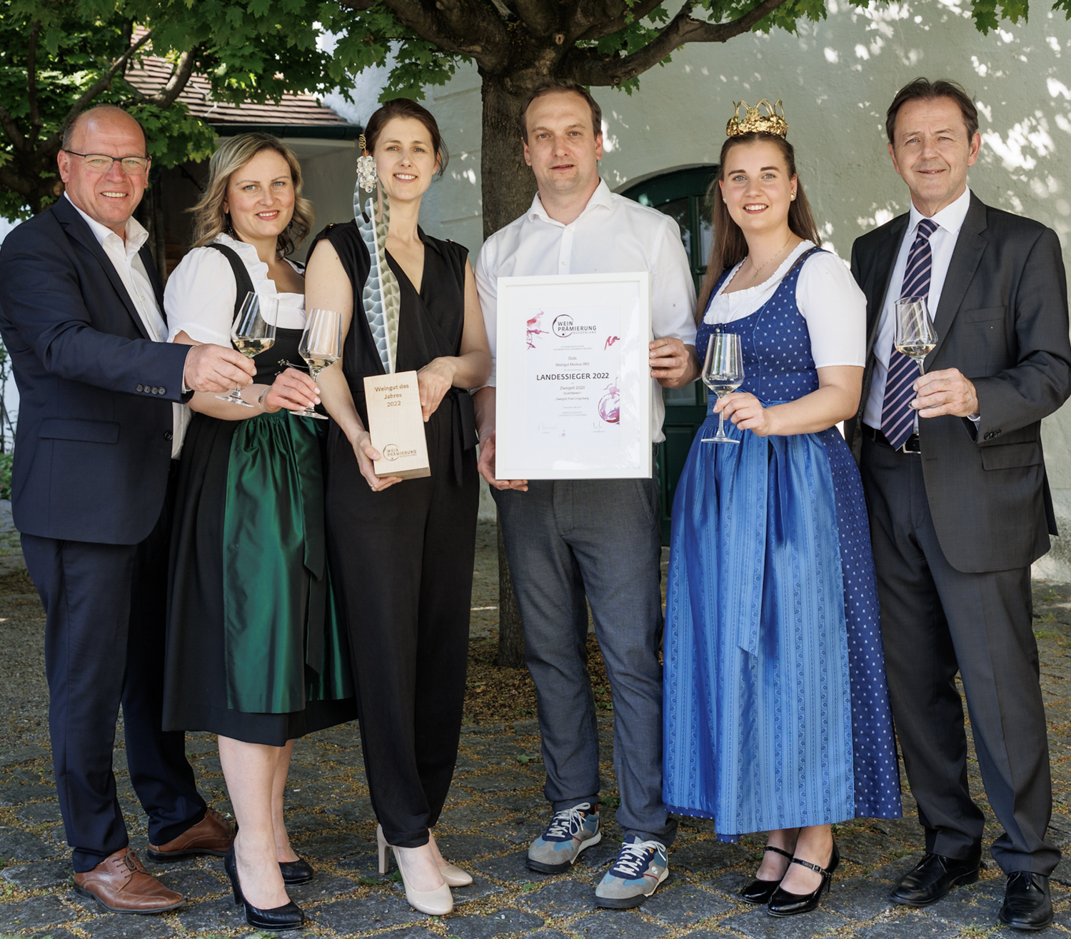 Anstoßen auf Titel „Weingut des Jahres“: Andreas Liegenfeld, Verena Klöckl, Ingrid und Markus Iro, Weinkönigin Susanne I. und Nikolaus Berlakovich. Fotos: Maria Hollunder