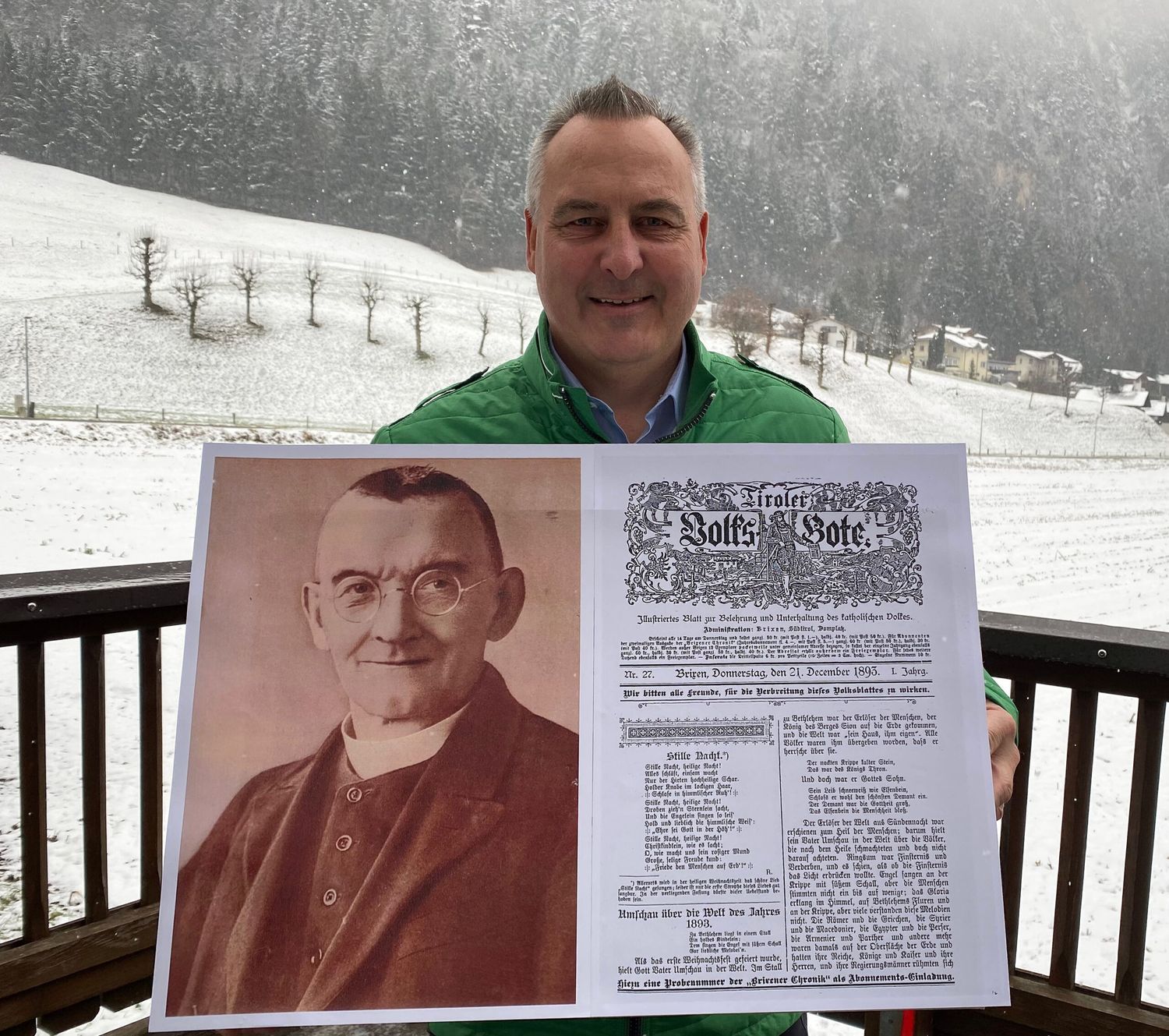 Stille-Nacht-Forscher Martin Reiter mit dem Volksboten von 1893 und einem Porträt von Reimmichl Sebastian Rieger.