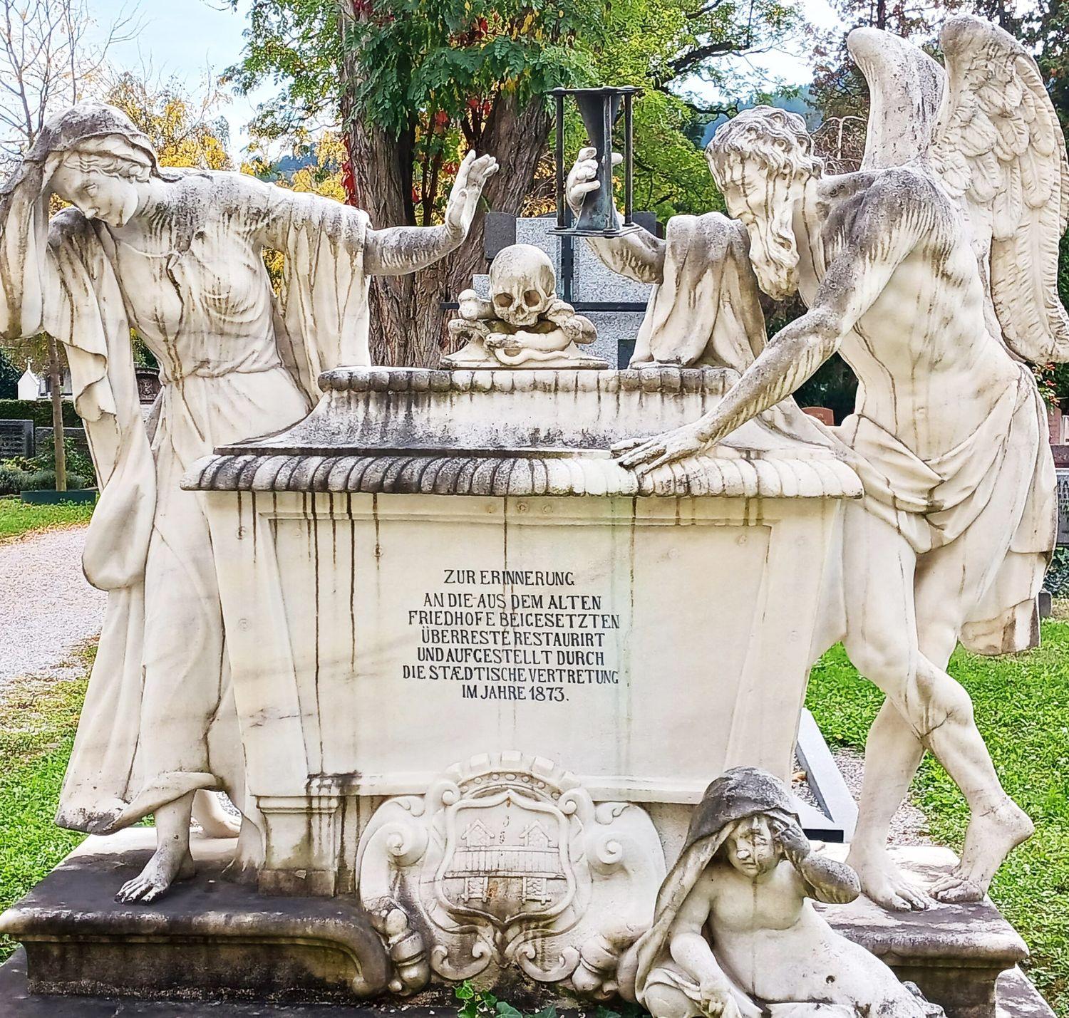 Das sogenannte „Saturndenkmal“ am Innsbrucker Westfriedhof, geschaffen 1775 von Josef Huber. 1873 ließ die Stadt Innsbruck das marmorne Denkmal vom Grab der Grafen Wolkenstein-Trostburg, das Saturn mit einer trauernden Frau darstellt, restaurieren und auf den Westfriedhof überführen.