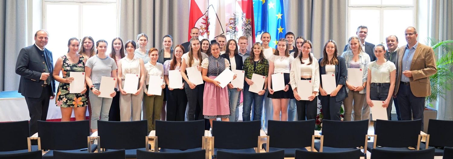 27 Teilnehmer absolvierten die Summer School VetINNSights, 24 Absolventen wurden von LH-Stv. Josef Geisler und Prof. Lorenz Kohl (letzte Reihe Mitte) mit Dekreten ausgezeichnet.