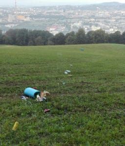 Der hinterlassene Müll erinnert an die unliebsamen Ausflugsgäste.
