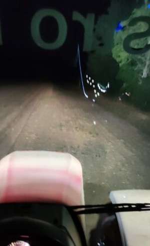 Die Armlehnenbeleuchtung spiegelt sich in der Frontscheibe.