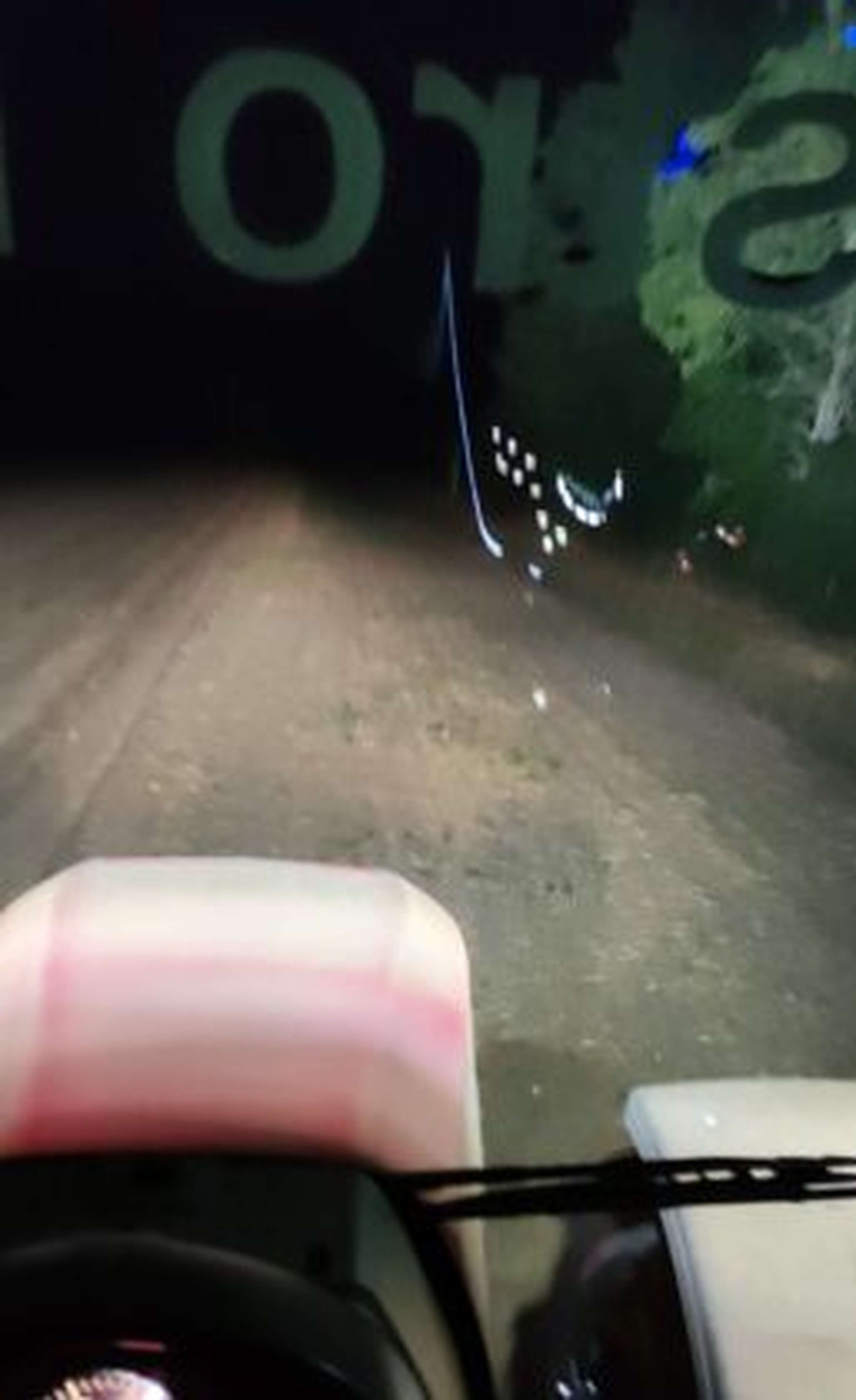 Die Armlehnenbeleuchtung spiegelt sich in der Frontscheibe.