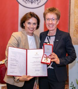 Goldenes Ehrenzeichen für Bereichsleiterin Peraus.