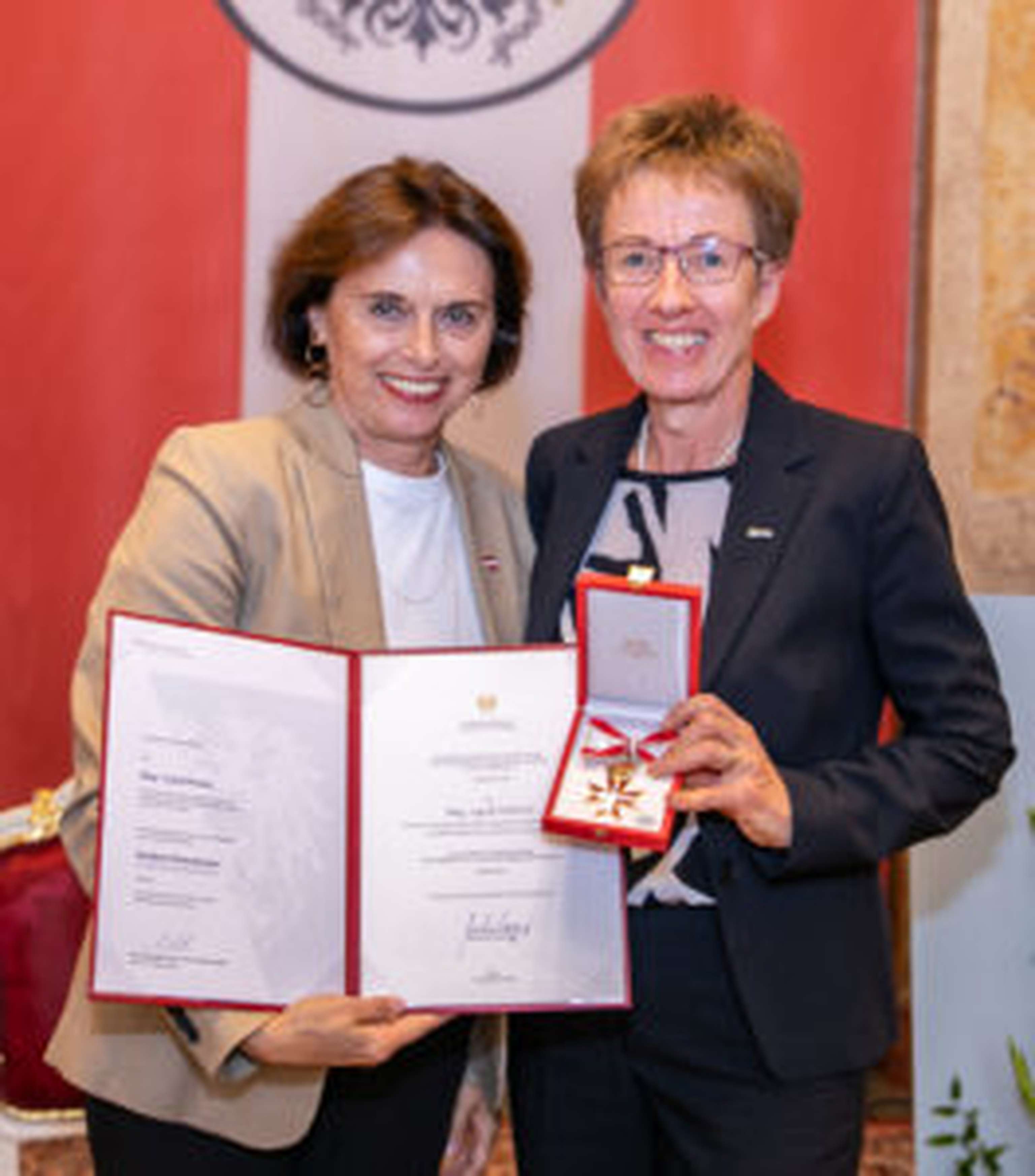 Goldenes Ehrenzeichen für Bereichsleiterin Peraus.