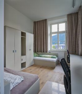 Im Rahmen der Umbauarbeiten entstanden 55 moderne Zweibettzimmern mit Dusche und WC.