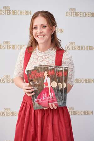 Katharina Rapberger mit der Zeitschrift "Oberösterreicherin", deren Cover sie ziert.