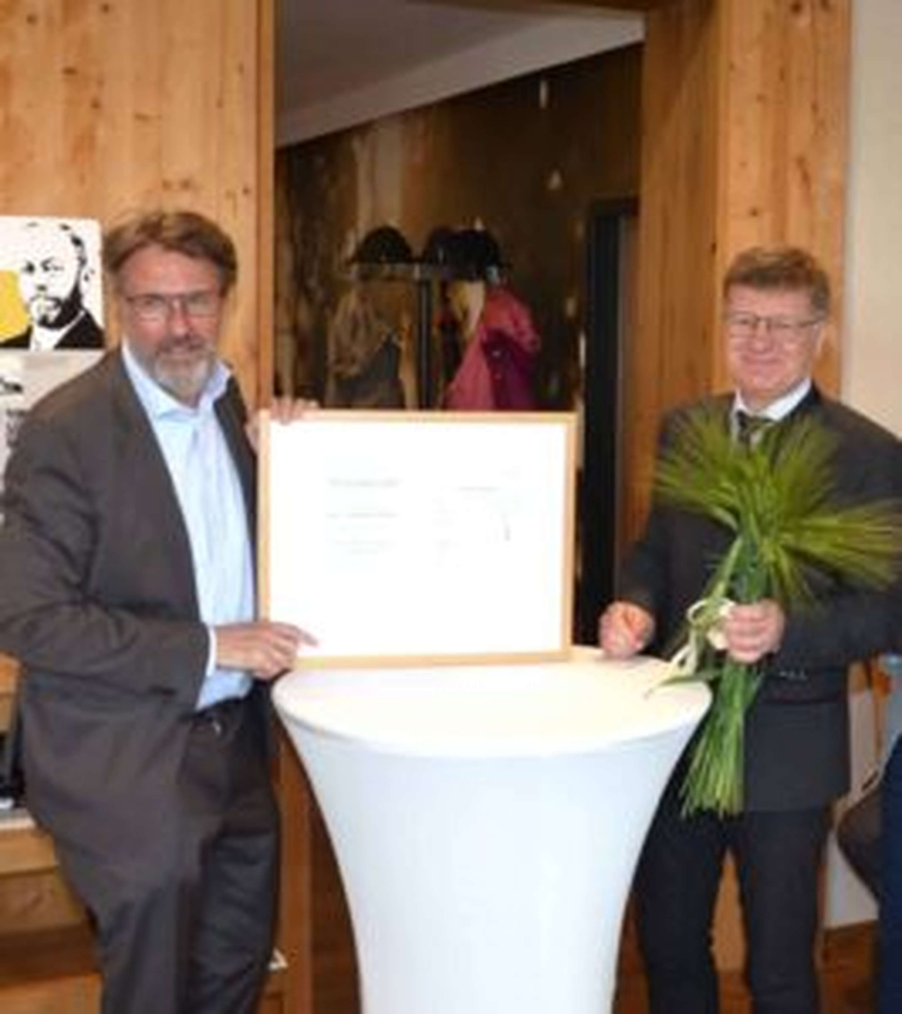 Bernhard Föger (l.) bei der Überreichung an Direktor Wolfgang Berschl