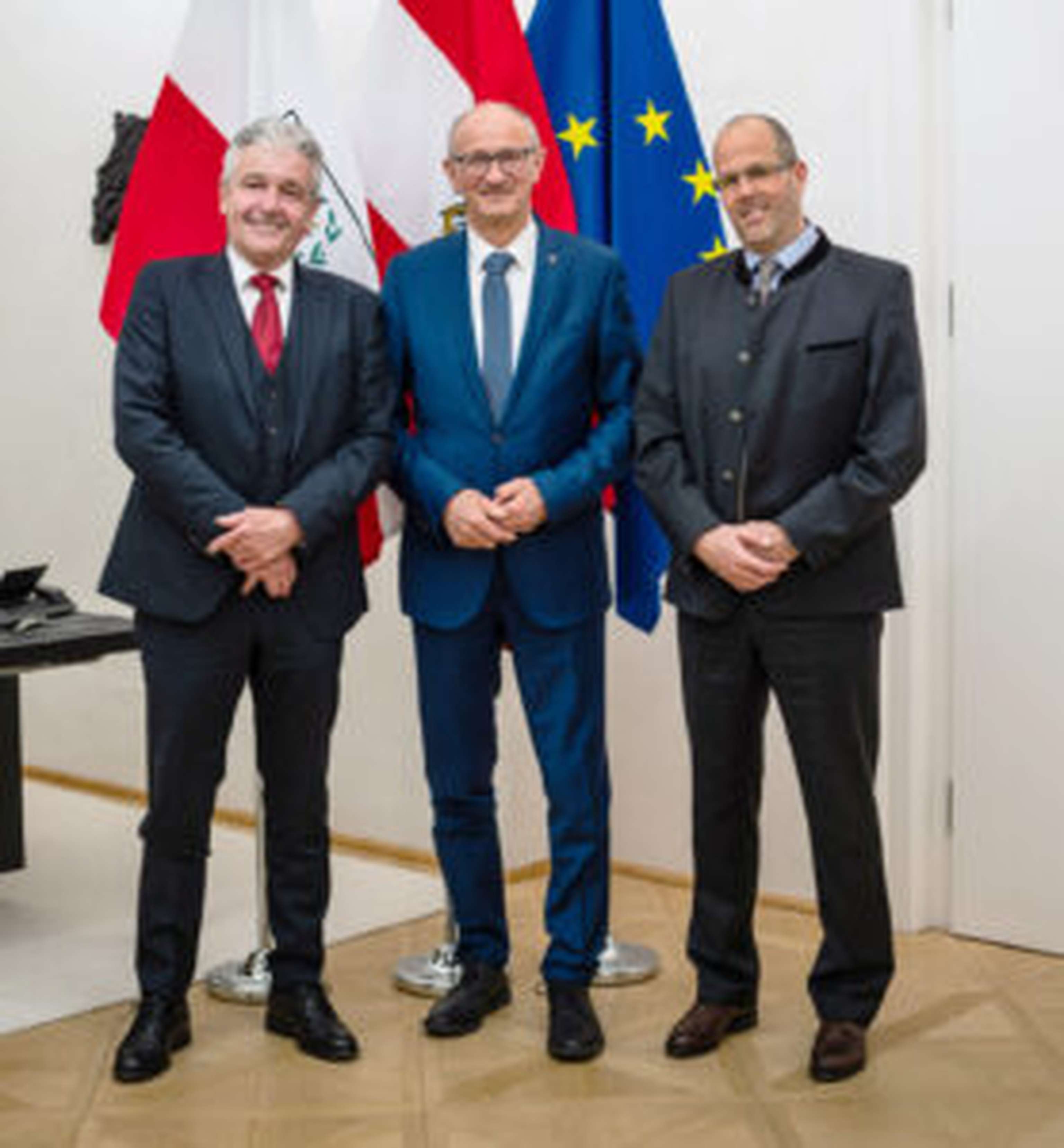 Der ehemalige Landesveterinärdirektor Josef Kössler, LH Anton Mattle und der neue Landesveterinärdirektor Matthias Vill.