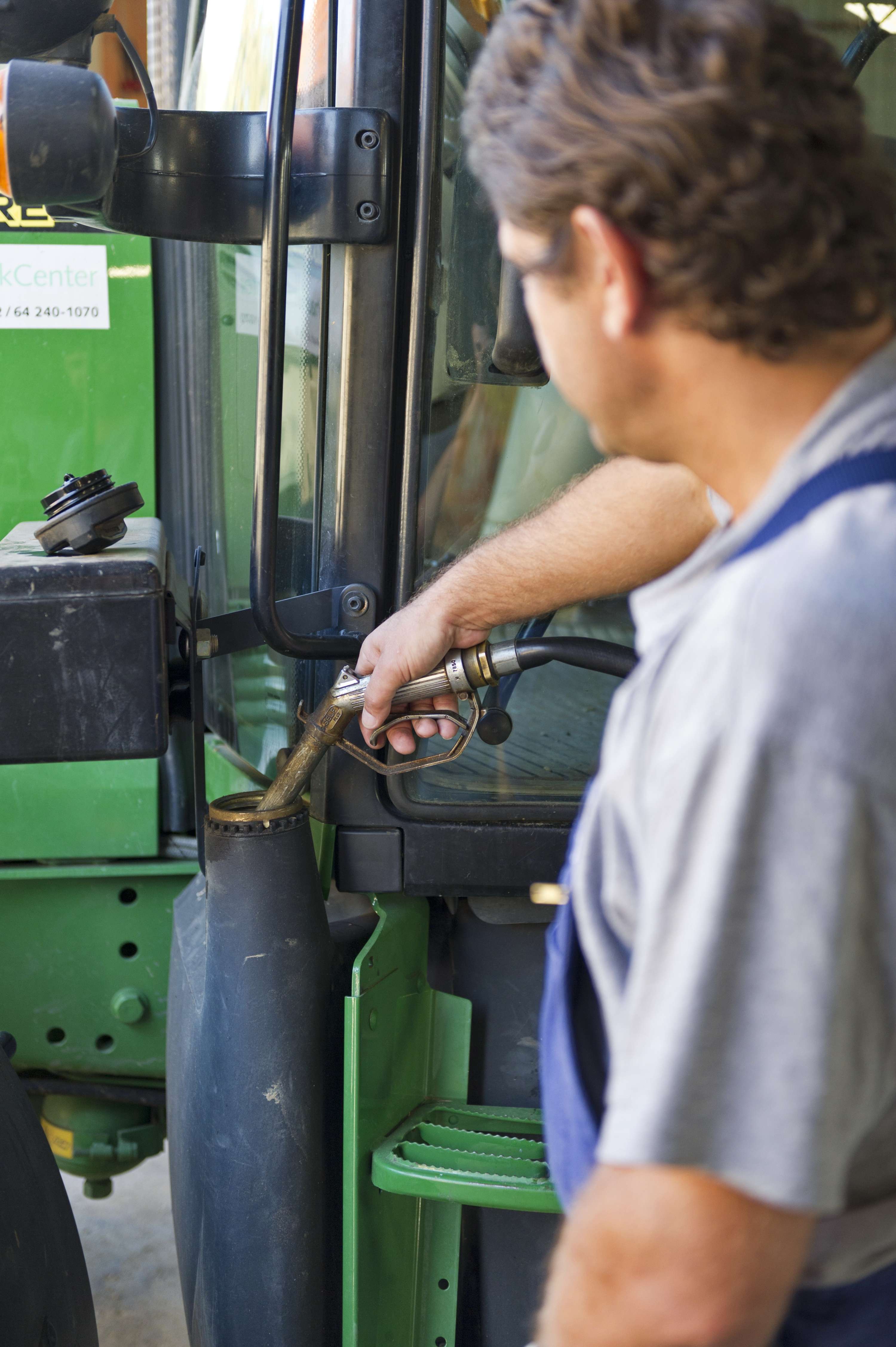 Bauer betankt seinen Traktor