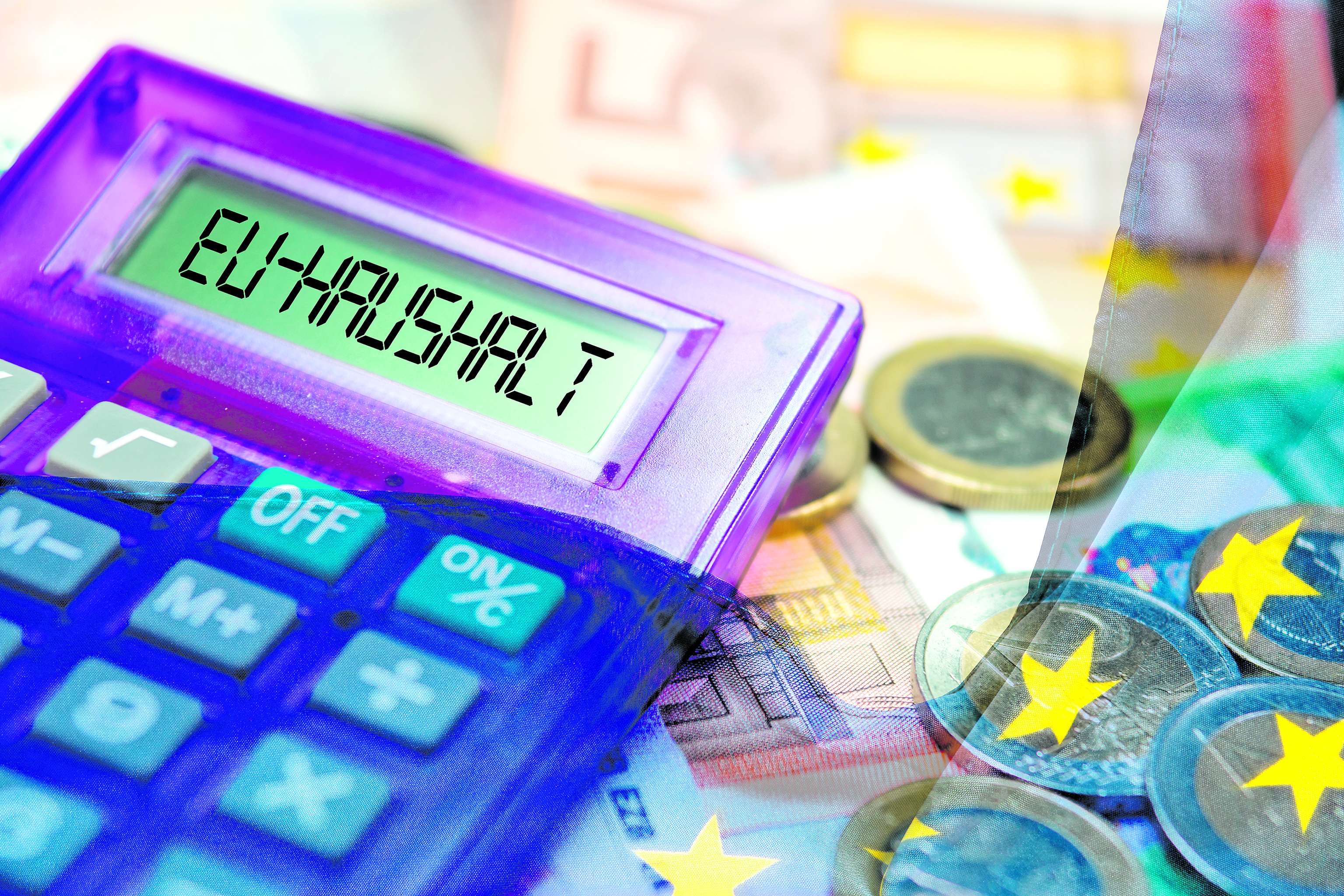 EU Haushalt auf Taschenrechner vor Geldscheinen