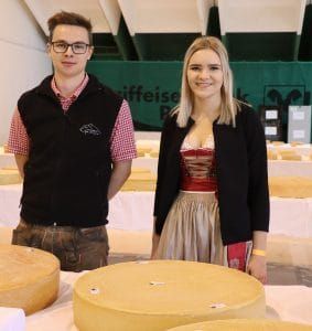 Die Obleute Sophie Sonderegger und Martin Wagner organisierten mit 80 Mitgliedern der Jungbauernschaft-Landjugend Galtür die 27. Auflage der Almkäseolympiade.