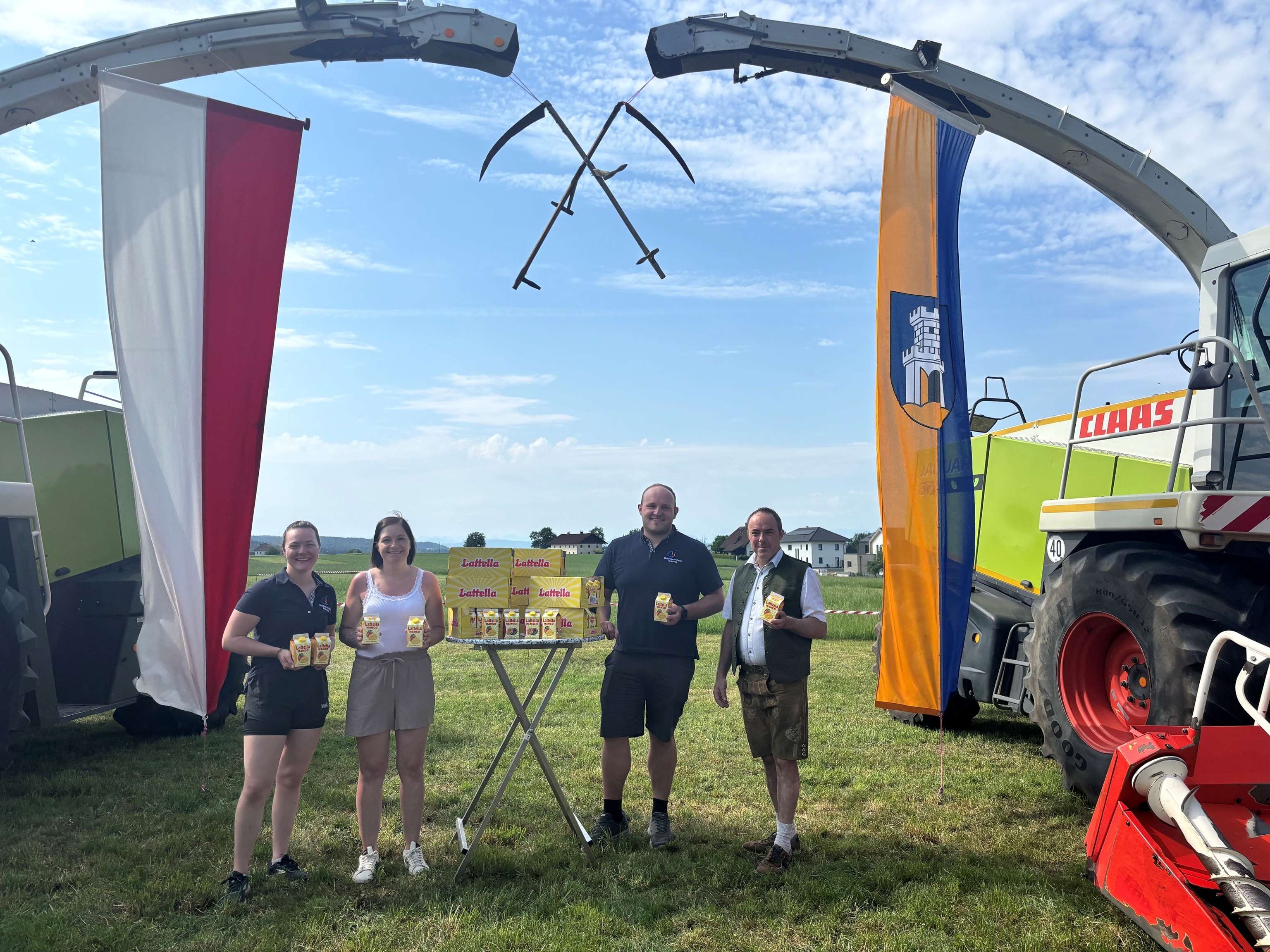 Verteilaktion zum Weltmilchtag beim Bezirkssensenmähen in Braunau.