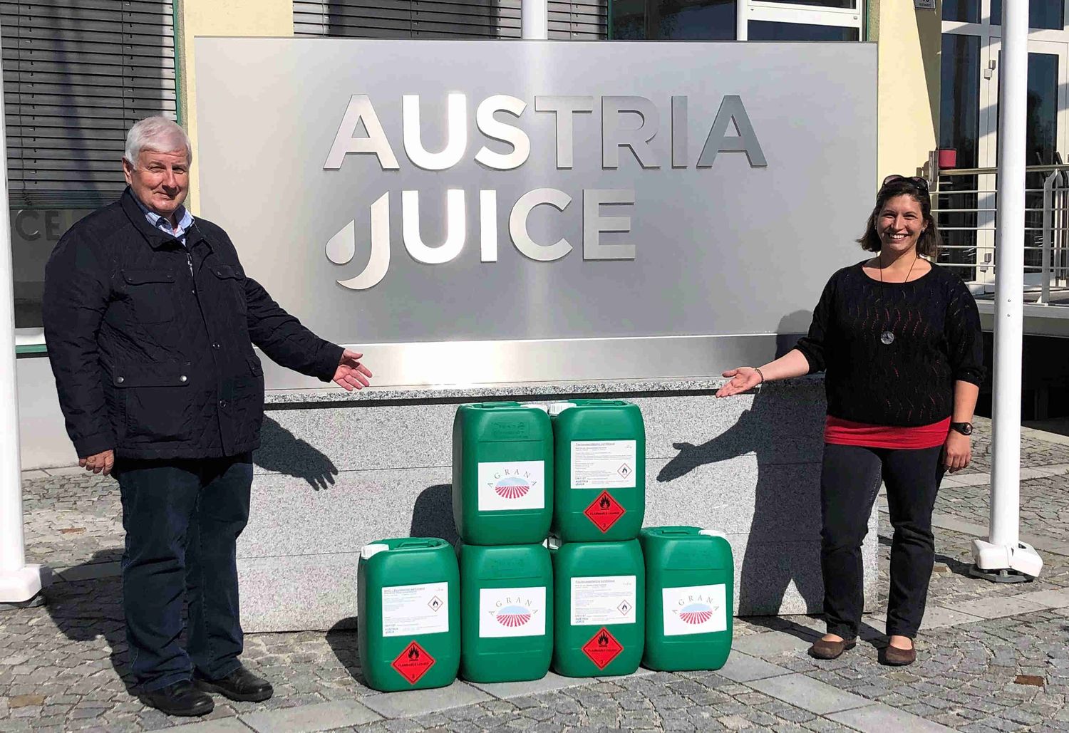 Übergabe der ersten Agrana-Desinfektionsmittel-Spende durch den Werksleiter in Kröllendorf an die Lebenshilfe-Niederösterreich (Werkstätte Hiesbach).