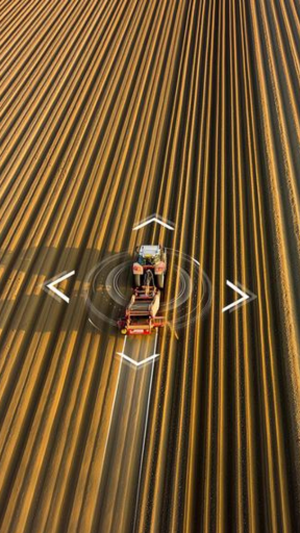 Luftaufnahme eines roten Traktors auf gepflügtem Feld mit digitalen Navigationspfeilen und Kreissymbolen.