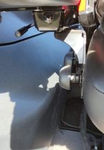 Bei aktivierter Seitenhorizontalfederung können die Drehknaufe der Armlehnenverstellung an der Verkleidung schleifen.