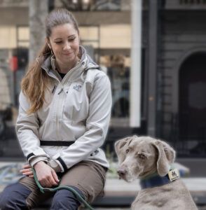 Sie ist ausgebildete Hundetrainerin aus Graz. Jahrelang war sie bei der Rettungshundestaffel dabei.