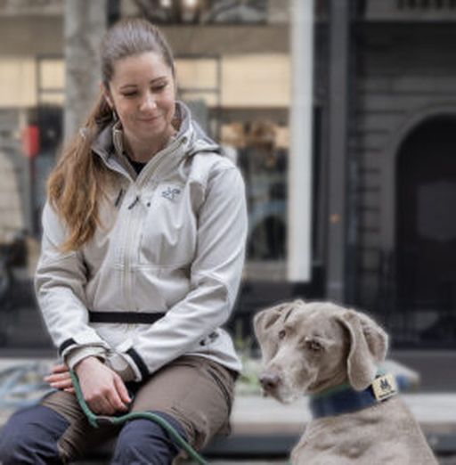 Sie ist ausgebildete Hundetrainerin aus Graz. Jahrelang war sie bei der Rettungshundestaffel dabei.