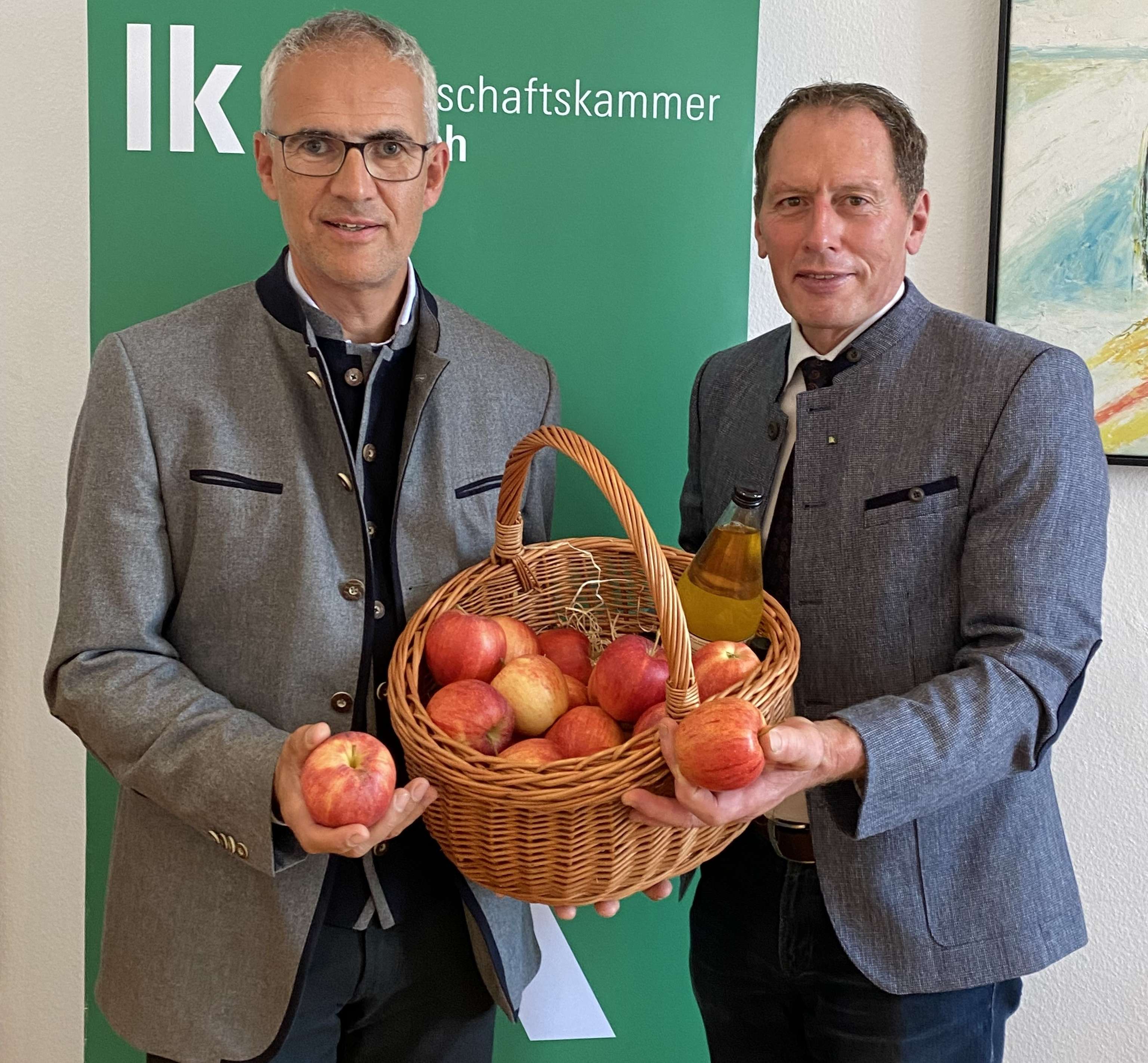 Kohlfürst und Moosbrugger mit Apfelkorb