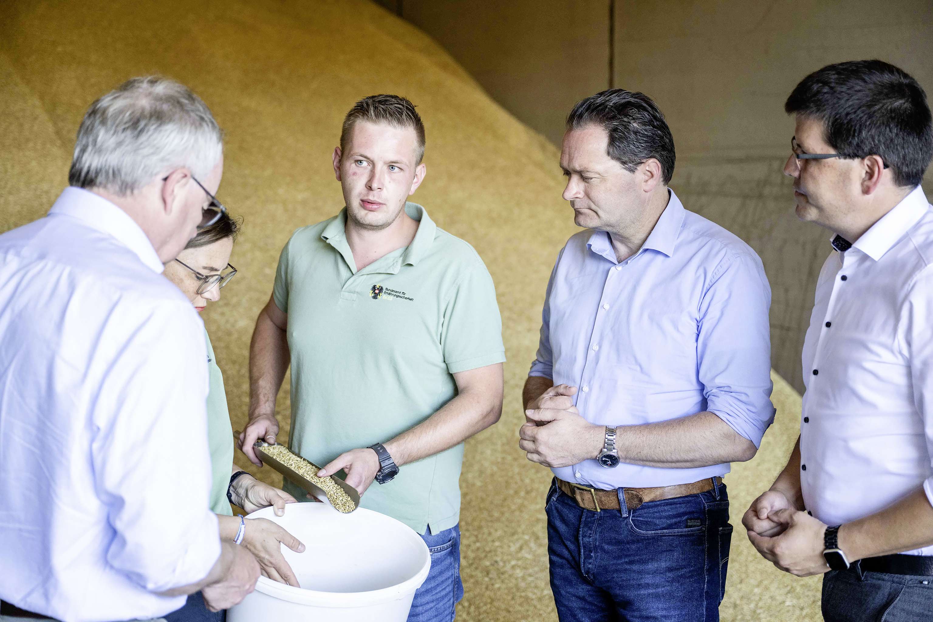 Lokalaugenschein der Politik bei der Probennahme von Import-Gerste.