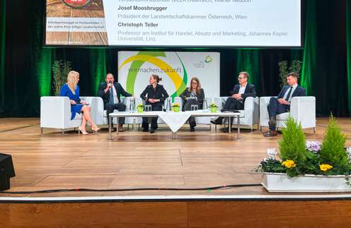 Ein Podium an Experten diskutiert auf der Wintertagung in Wien