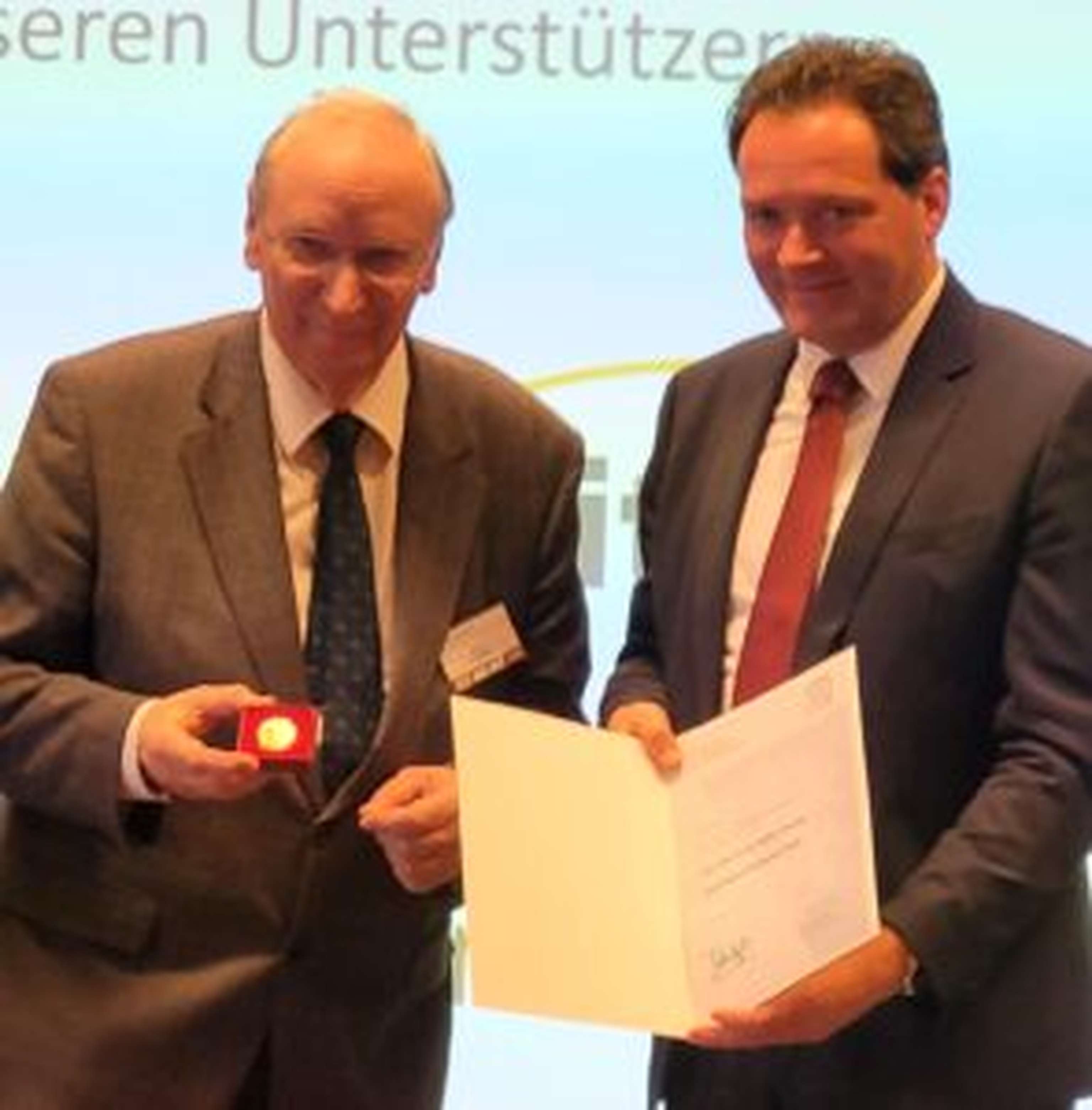 Minister Totschnig überreichte Hubert Sterba die Auszeichnung.