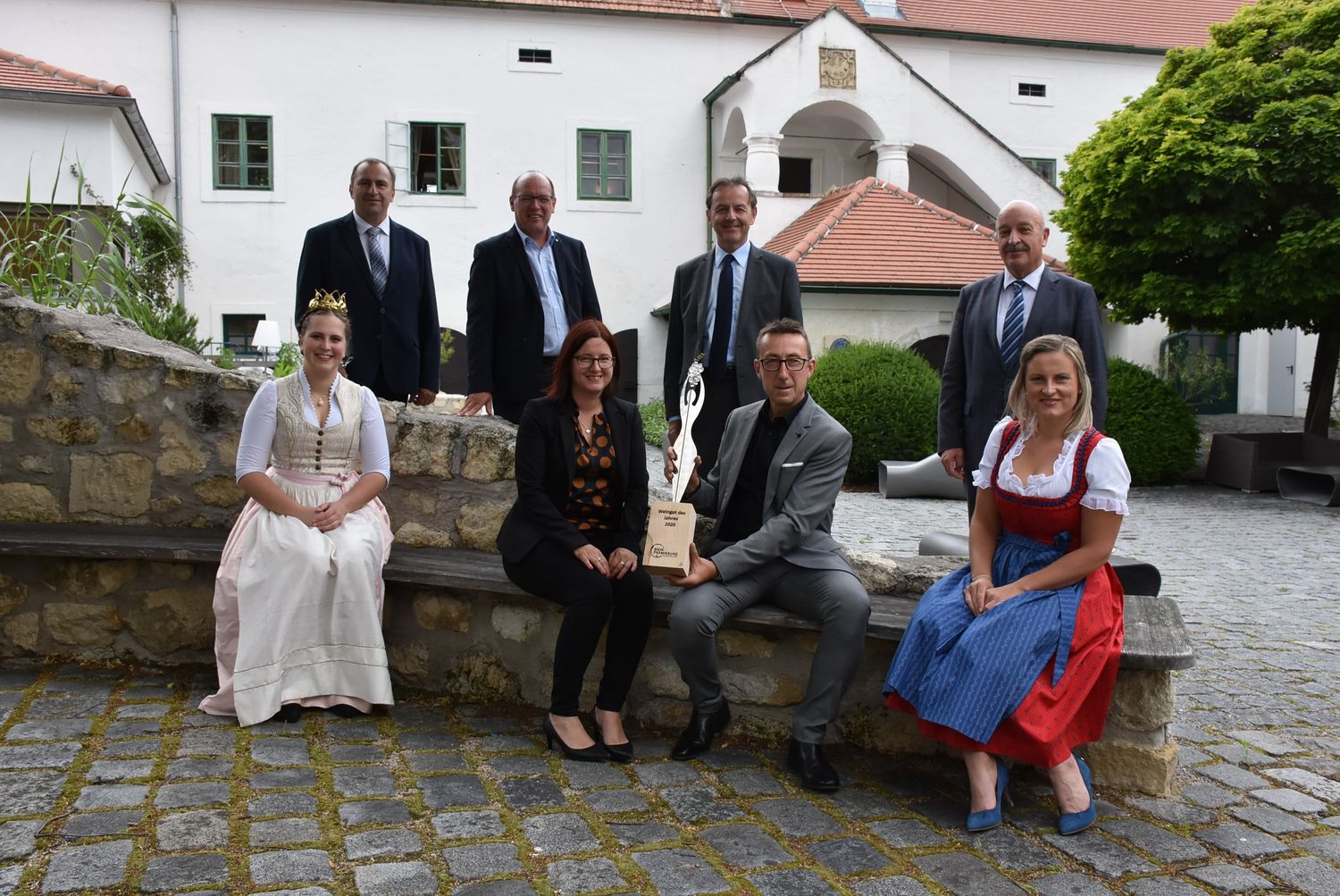 Vorne: Weinkönigin Tatjana I., Hannes und Emma Steurer, Organisatorin Verena Klöckl Georg Menitz, Weinbaupräsident Liegenfeld, LK-Präsident Berlakovich, Kammer-Direktor Otto Prieler FOTO: LK Bgld./Kaiser