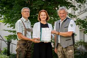Simone Schmiedtbauer mit Anton Hafellner (links) und Erwin Gruber.