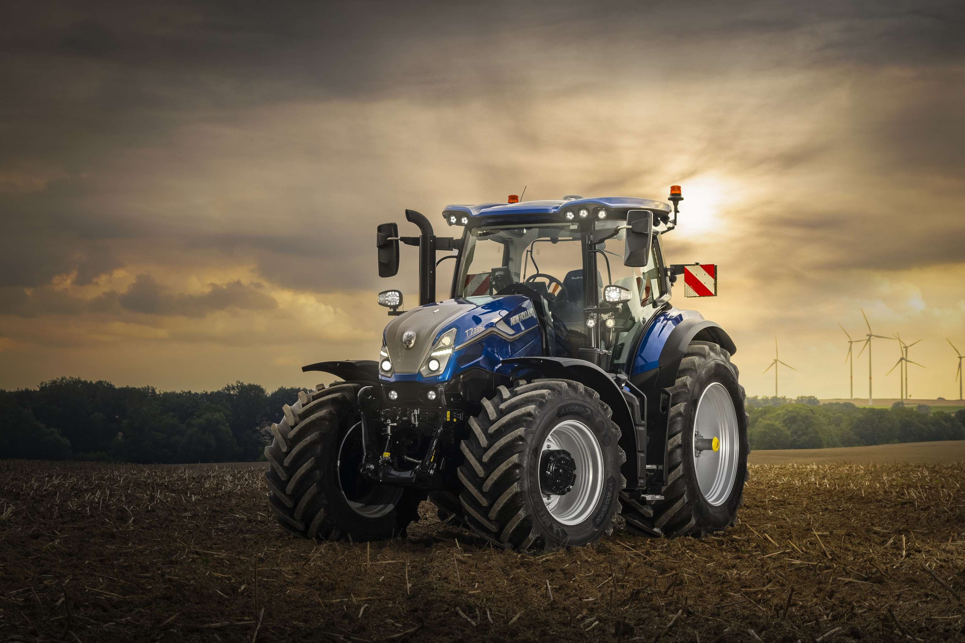 Ein Traktor von New Holland auf einem Feld