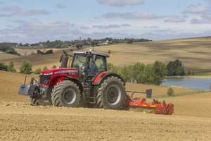 Massey Ferguson Traktor auf einem Feld