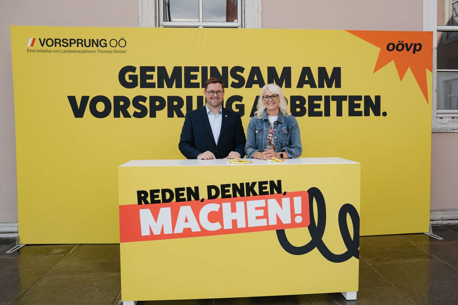 OÖVP-Landesgeschäftsführer Florian Hiegelsberger und die Bürgermeisterin von Holzhausen, Andrea Hubmer
