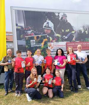 Gruppenfoto mit Feuerwehr zum Weltmilchtag