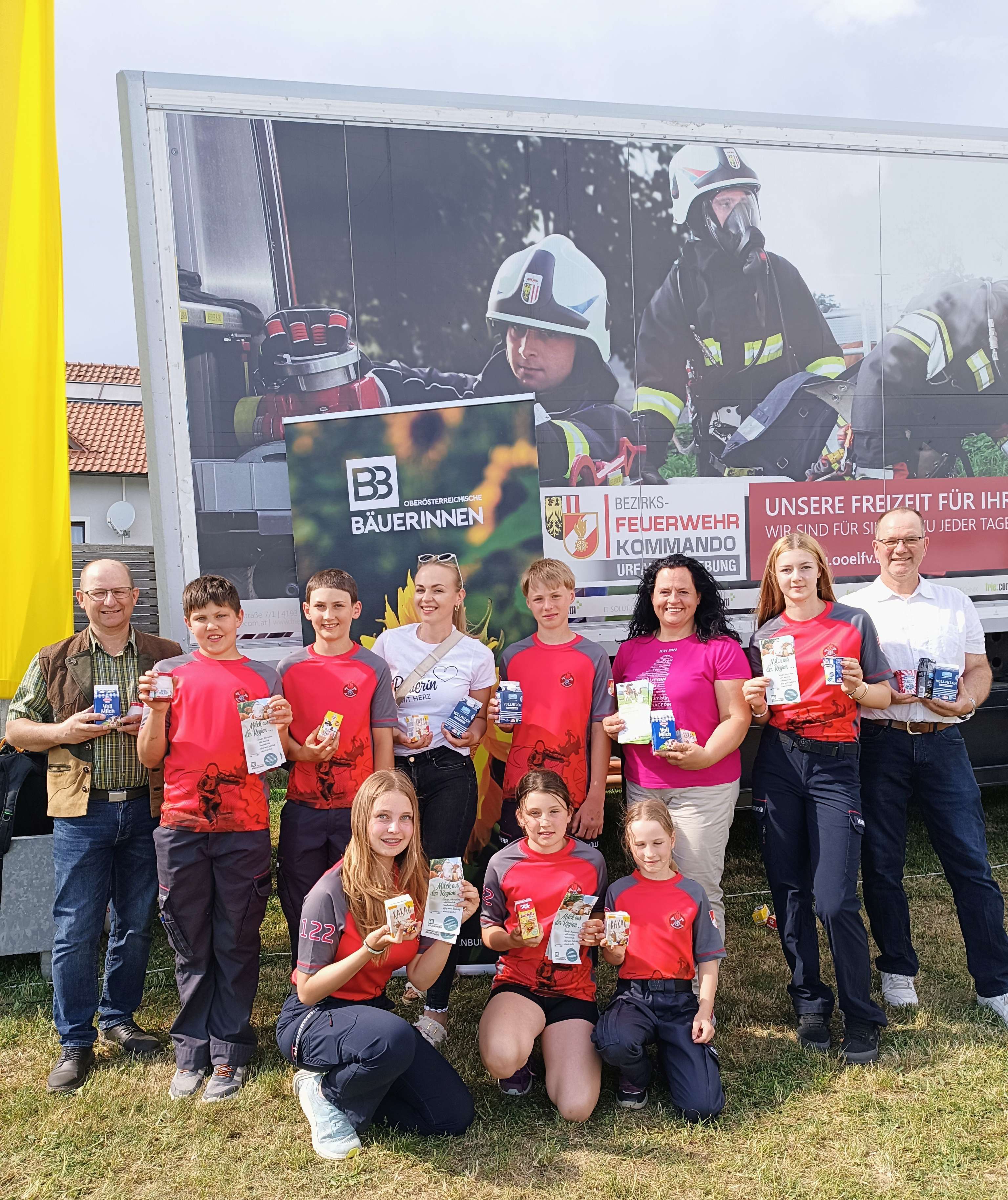 Gruppenfoto mit Feuerwehr zum Weltmilchtag