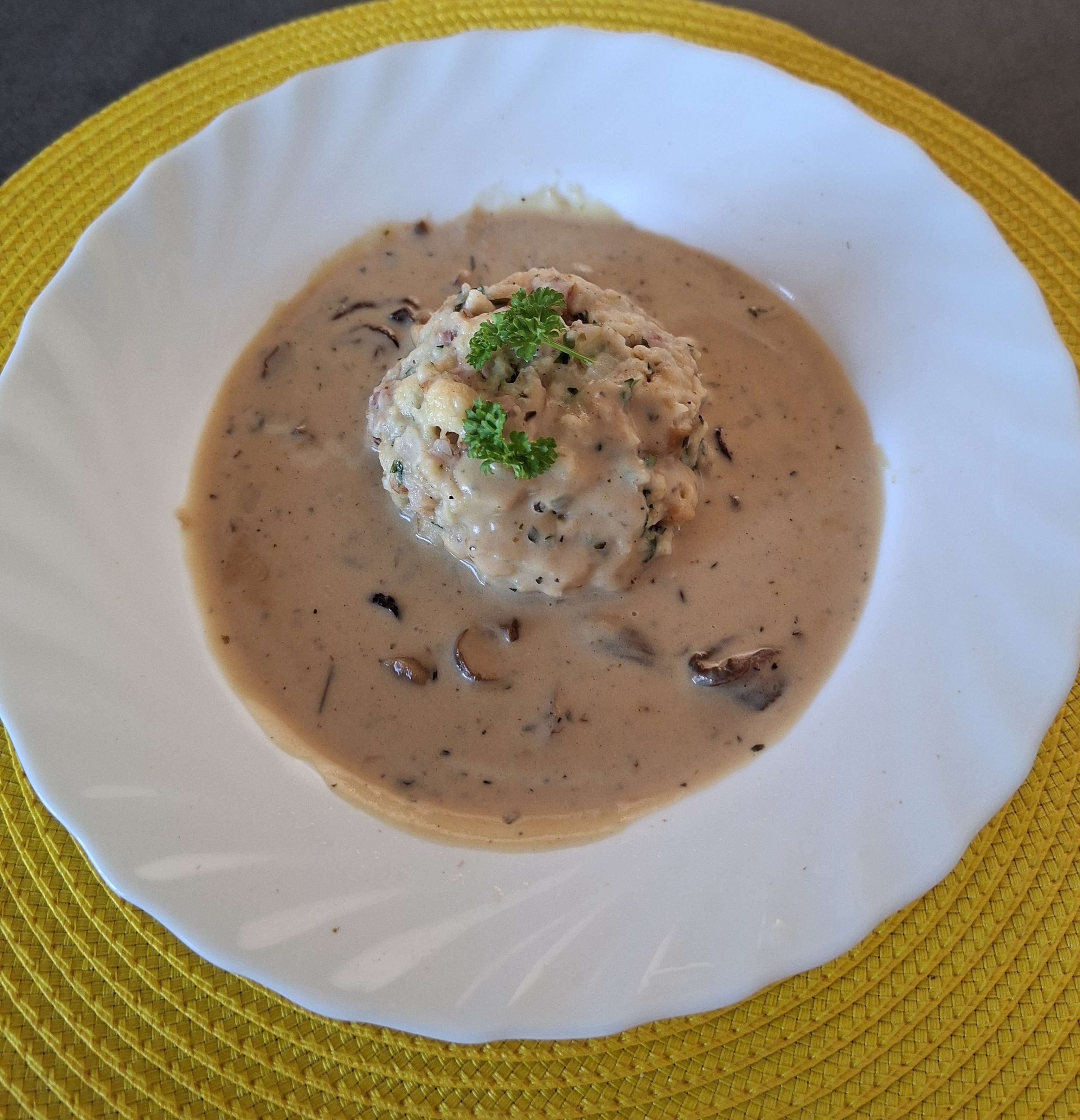 Resteknödel aus Brot, Toast und Gebäck mit cremiger Pilzsauce
