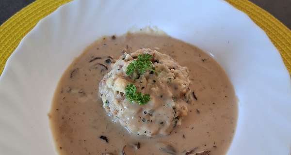 Resteknödel aus Brot, Toast und Gebäck mit cremiger Pilzsauce