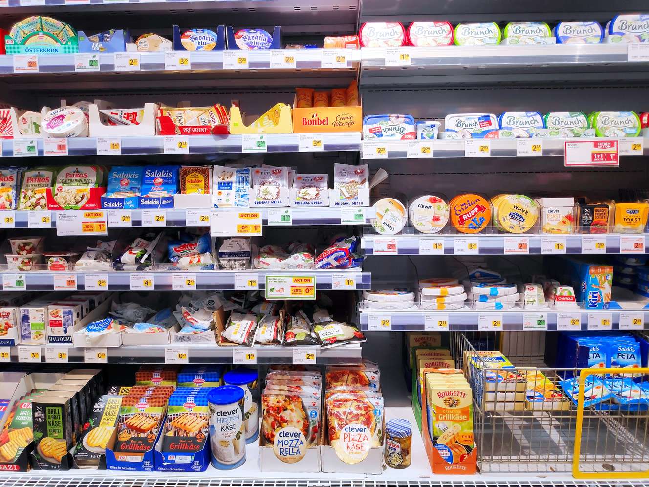 Milchprodukteregal im Supermarkt