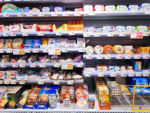 Milchprodukteregal im Supermarkt