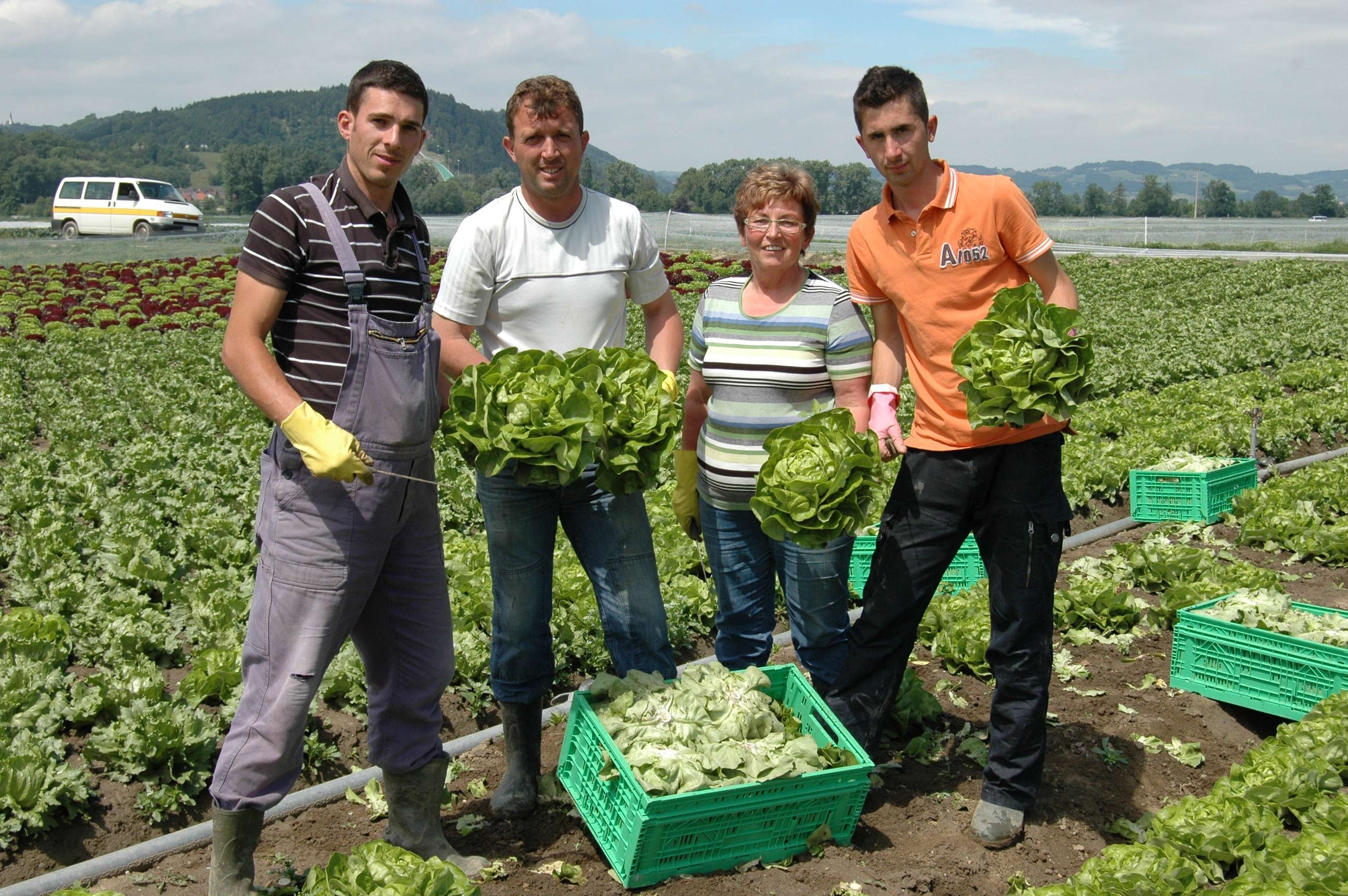 Erntehelfer Mit Landwirtin Mayr Christinein Eferding C Hamedinger