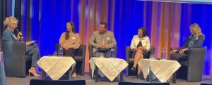 Bei der Podiumsdiskussion (v. r.): Klara Neurauter (Neurauter*frisch), Obstbäuerin und Lebensmitteltechnologin Regina Norz, Christian Kröll (Erlebnissennerei Zillertal) und Wissenschaftlerin Theresa Mitterer-Leitner (MCI)