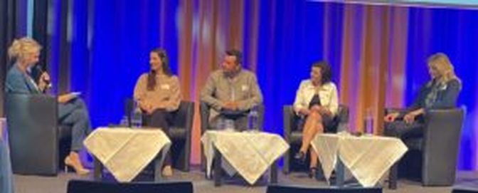 Bei der Podiumsdiskussion (v. r.): Klara Neurauter (Neurauter*frisch), Obstbäuerin und Lebensmitteltechnologin Regina Norz, Christian Kröll (Erlebnissennerei Zillertal) und Wissenschaftlerin Theresa Mitterer-Leitner (MCI)