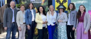 Wolfgang Wallner, Rosemarie Ferstl, Andrea Berghammer, Johanna Haider, Sabine Kronberger, Bianca Huber, Andrea Seyfried, Marie Hödlmoser (v.l.).