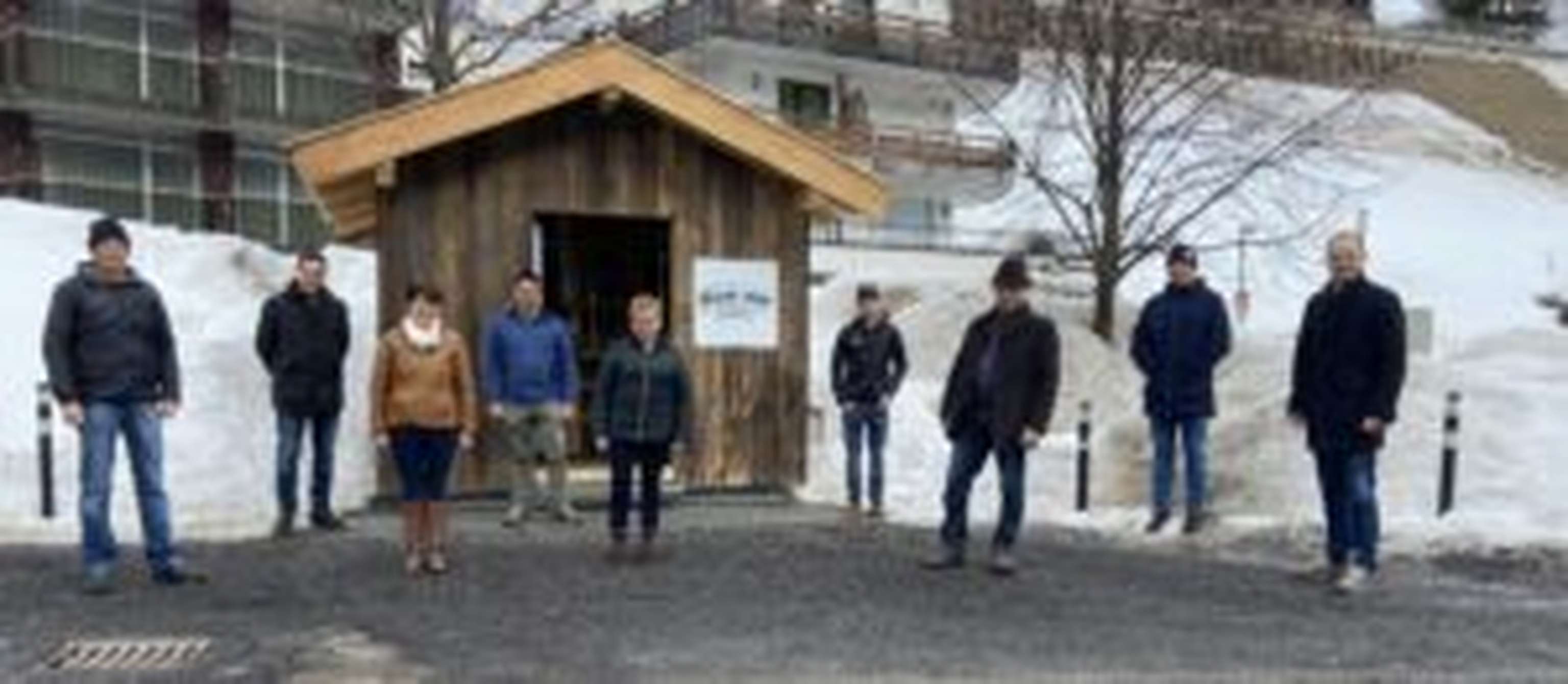 Zu Besuch bei einem wertvollen regionalen Projekt (vl.): Ortsbauernobmann Thomas Strolz, Bauernbunddirkektor BR Dr. Peter Raggl, LK-Vize Helga Brunschmid, Eierproduzent s’Arlberg Ei Mario Matt, Bezirksbäuerin Gertrud Denoth, Obmann JB/LJ Anton Propst, Bezirksbauernobmann Elmar Monz, Bürgermeister Helmut Mall und LK-Präsident NR Josef Hechenberger