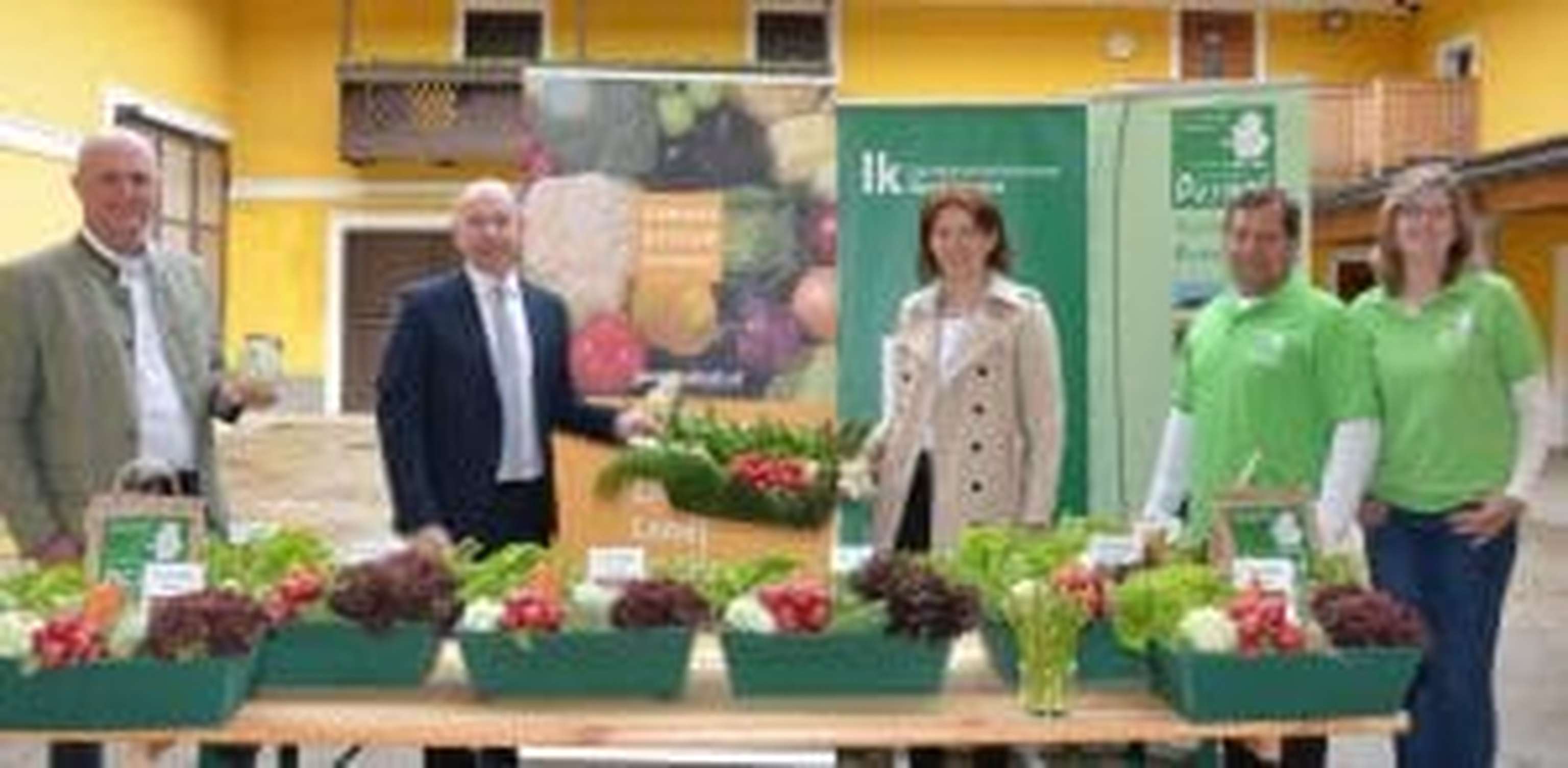 Start in die Gemüsesaison 2021 in Naarn mit Max Hiegelsberger (2. v. l.), Michaela Langer-Weninger (Mitte), Ewald Mayr (l.) und dem Ehepaar Heidi und Reinhard Derntl.