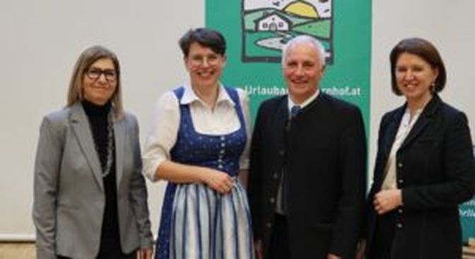 V.l.: Geschäftsführerin Petra Weilguny, die neue Obfrau Karin Huber, der scheidende Obmann Hubert Koller und Landesrätin Michaela Langer-Weninger
